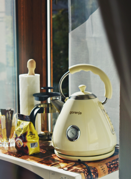 ne of the best electric kettles, featuring a vintage cream design, ideal for quickly and efficiently preparing hot beverages in your kitchen.